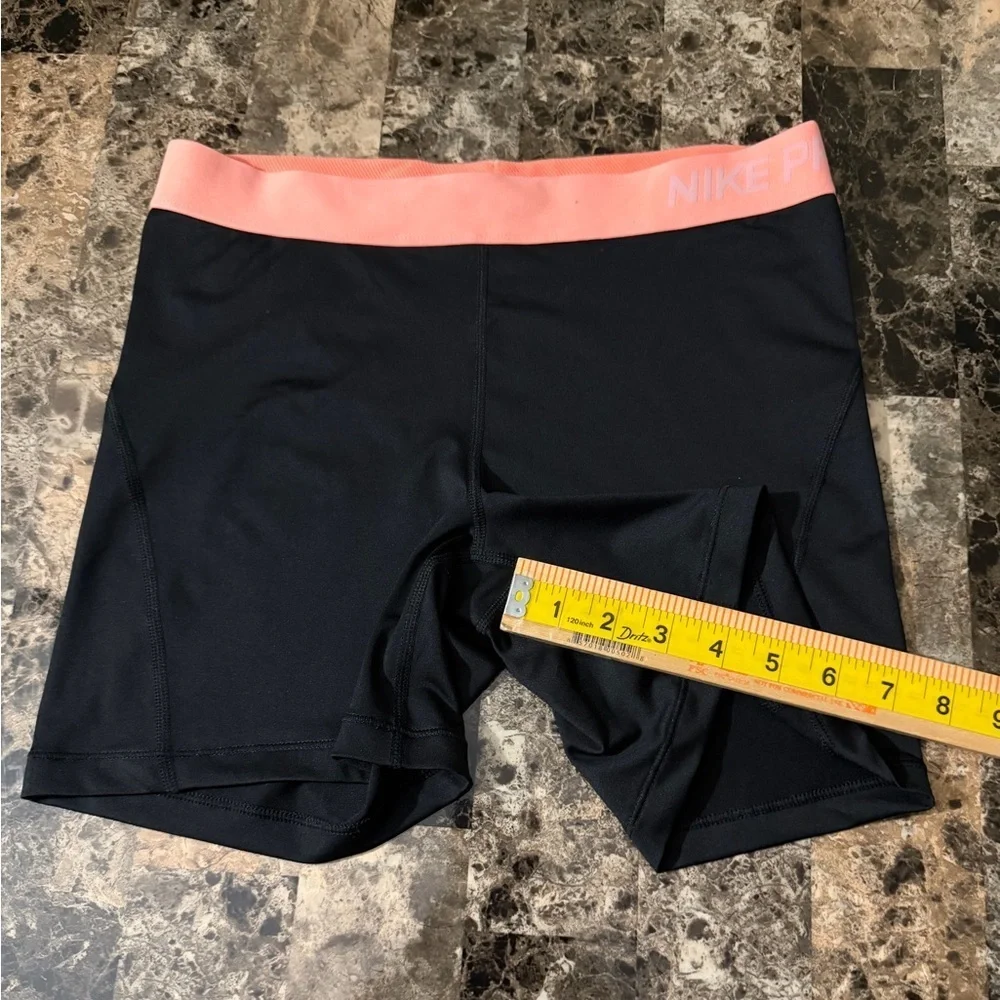 Nike Pro women’s 4” short DRI FIT black and light orange color size L EUC